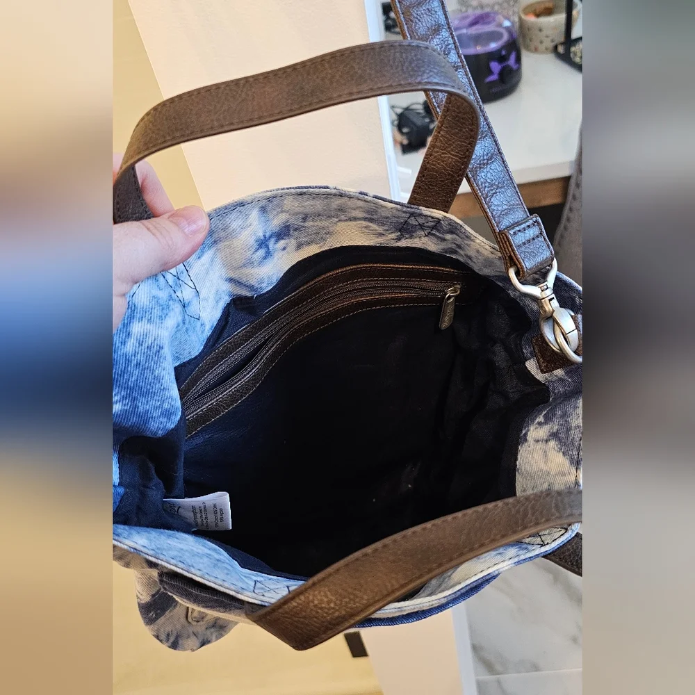 Thirty-One Blue and White Crossbody Bag with Artistic Design - Picture 4 of 4